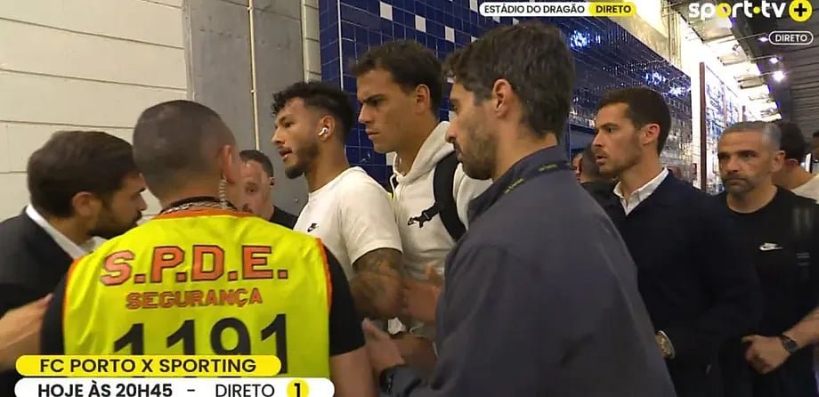 ting foram barrados à entrada do corredor de acesso aos balneários do Estádio do