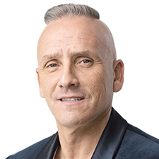 Arbitragem em foco: um cartão vermelho aplicado e dois lances polêmicos no clássico