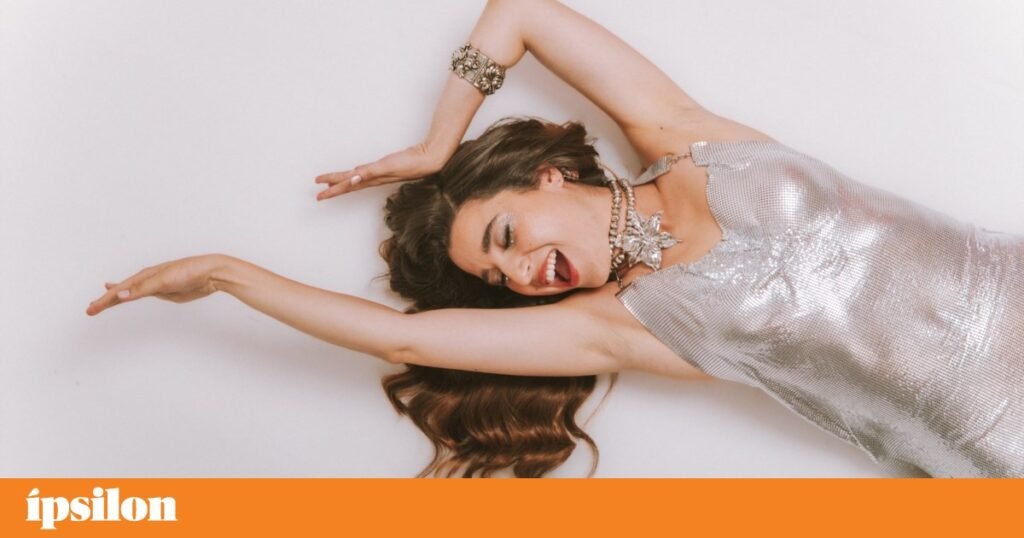 Beatriz Pessoa eleva a voz em um canto vibrante pela liberdade de todos