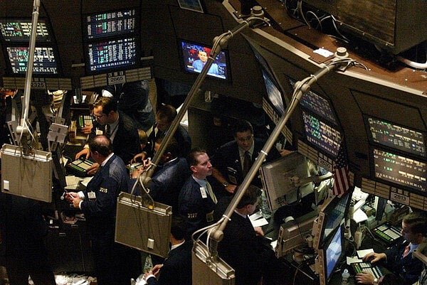 outro lado, com a cadeia de oferta de crude pressionada, o preço do barril está