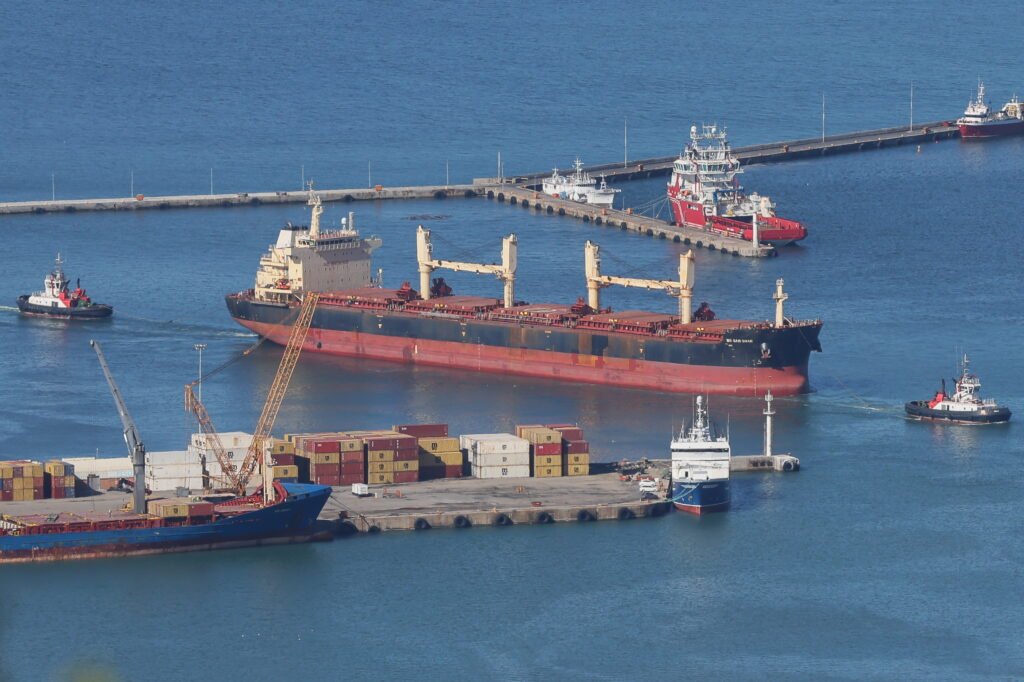EUA barram 42 navios no Estreito de Ormuz e elevam tensão com prejuízo bilionário ao Irã
