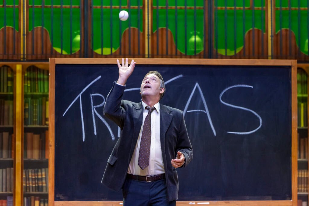 Diogo Infante encarna o professor inspirador na estreia de Clube dos Poetas Mortos em Lisboa