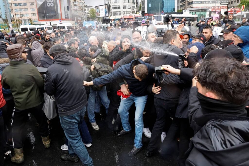 Confrontos e centenas de prisões marcam o Dia do Trabalhador em Istambul sob forte repressão policial