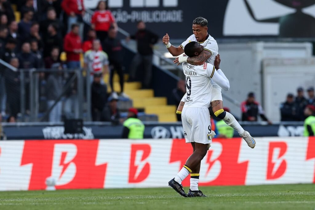 Benfica cede empate em Famalicão e vê Sporting aproximar-se na tabela