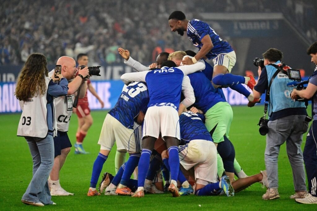 Schalke 04 garante retorno triunfal à elite do futebol alemão