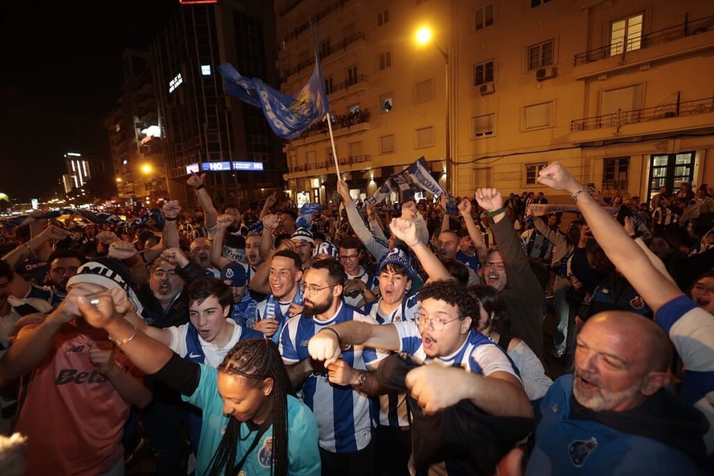 Adeptos do FC Porto celebram conquista do campeonato nas ruas de Lisboa
