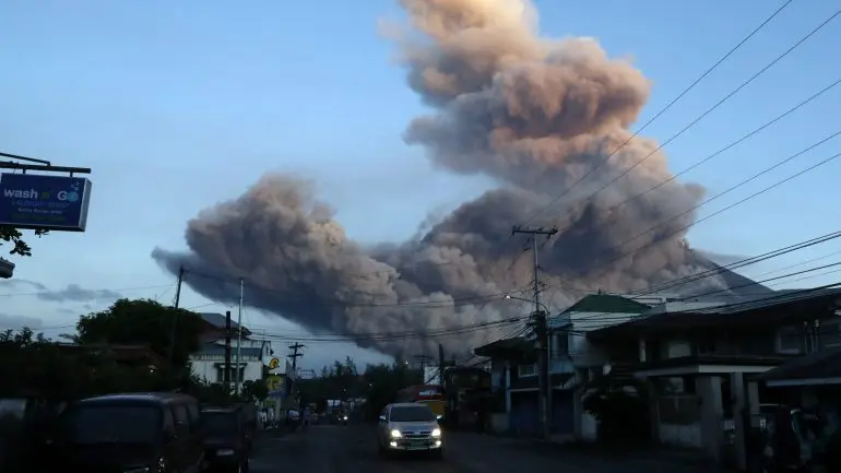 Vulcão Mayon entra em atividade nas Filipinas e força retirada de centenas de famílias
