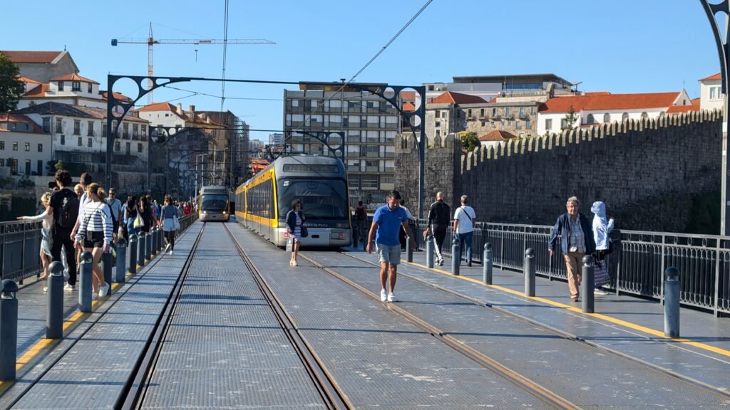 Porto terá transporte público gratuito para moradores da área metropolitana a partir de 2027, custando €20,5 milhões/ano.