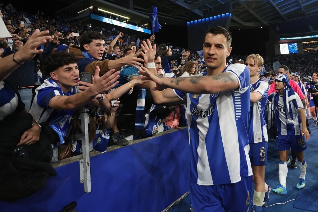 FC Porto garante permanência de Jakub Kiwior em investimento de 17 milhões de euros