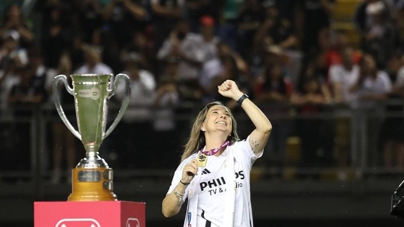Tati Silveira: a brasileira que redefiniu o sucesso no futebol feminino chileno com 53 vitórias