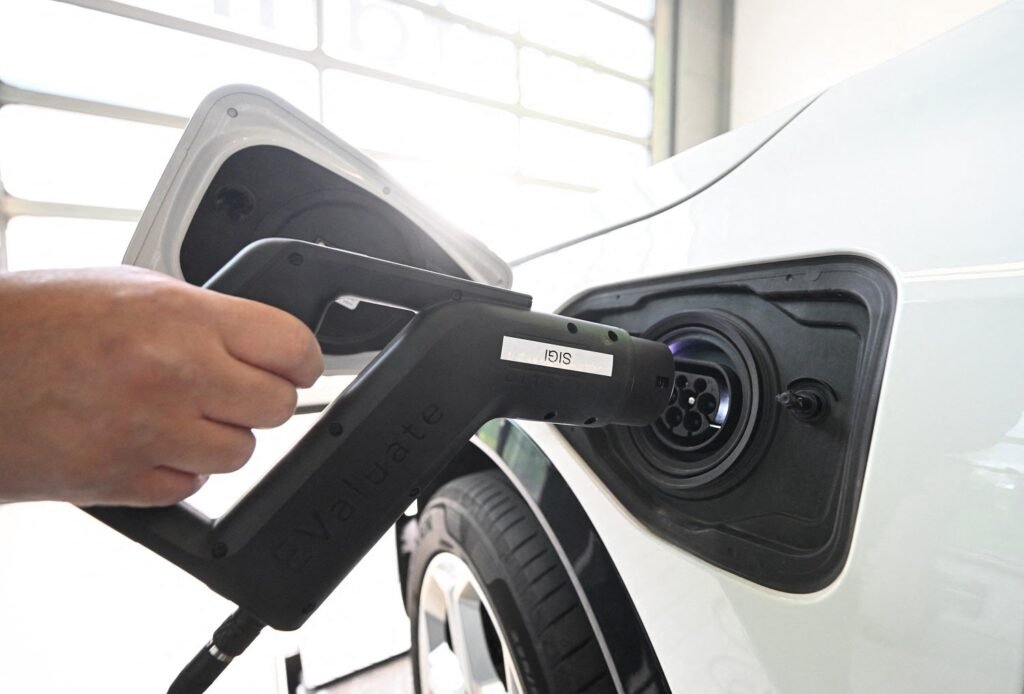 Agência Internacional de Energia propõe incentivos para veículos elétricos usados em Portugal