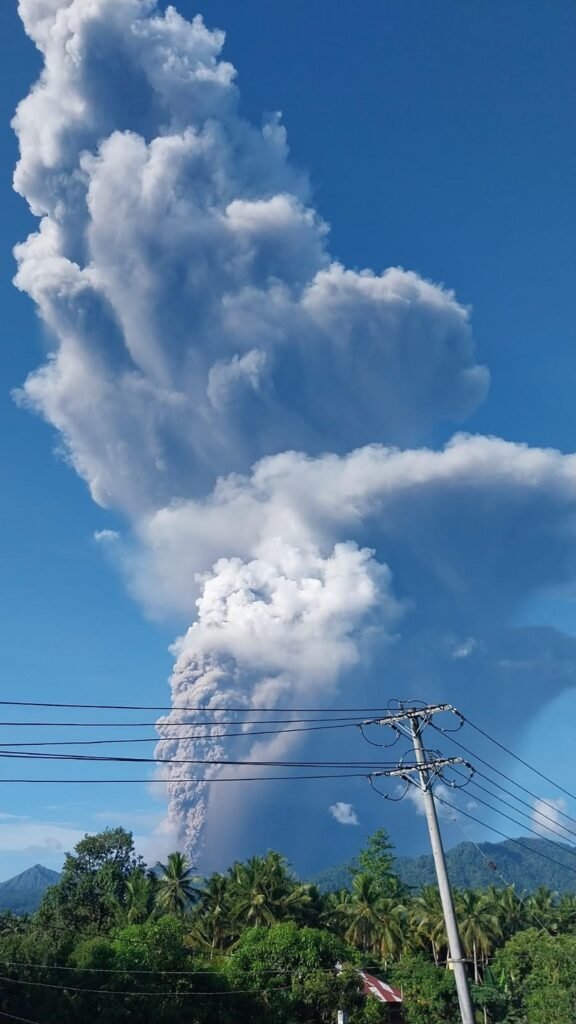 Vulcão Dukono na Indonésia: erupção causa mortes e deixa desaparecidos