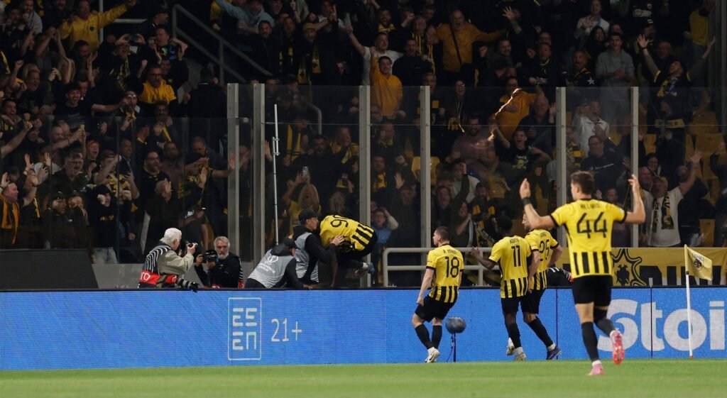 AEK Atenas celebra 14º título grego com gol decisivo de João Mário