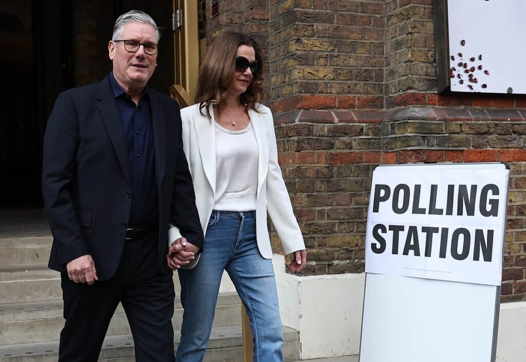 Keir Starmer enfrenta crise política após derrota eleitoral histórica do Partido Trabalhista