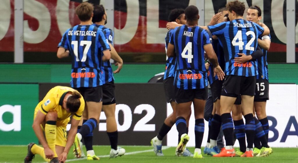 Atalanta vence AC Milan e acirra disputa por vagas na Champions League