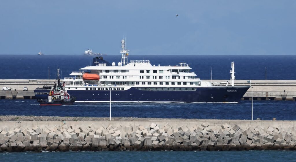 Navio Hondius atraca em Granadilla após surto de hantavírus a bordo