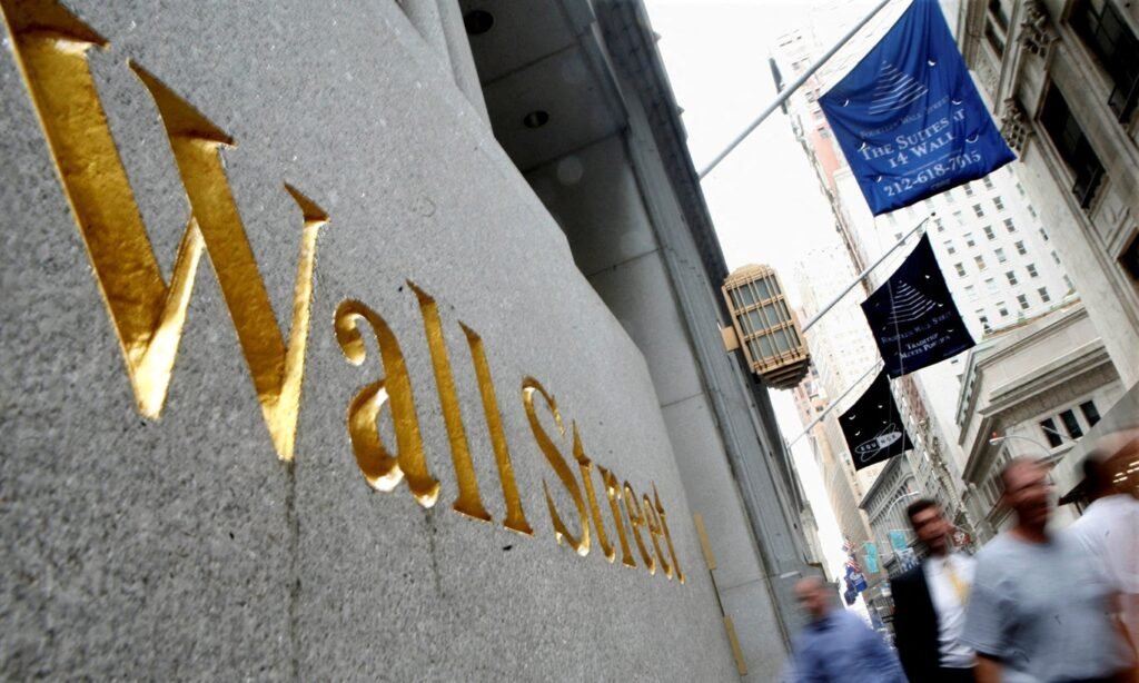 Wall Street desafia tensões e encerra em alta com novos recordes históricos