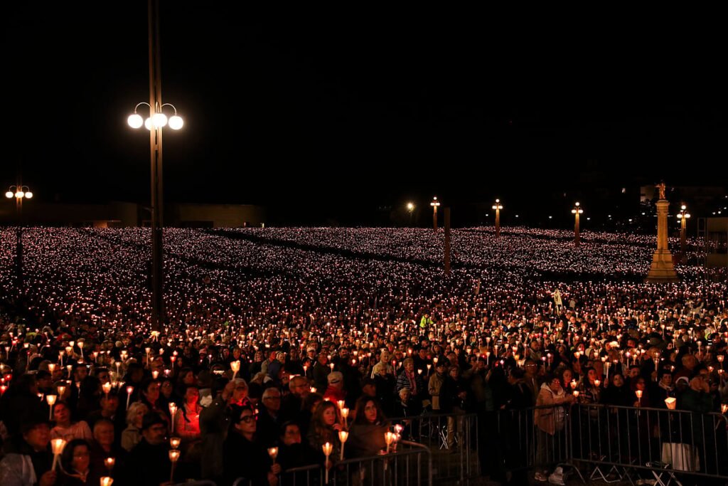 Fátima recebe milhares de peregrinos na tradicional procissão das velas
