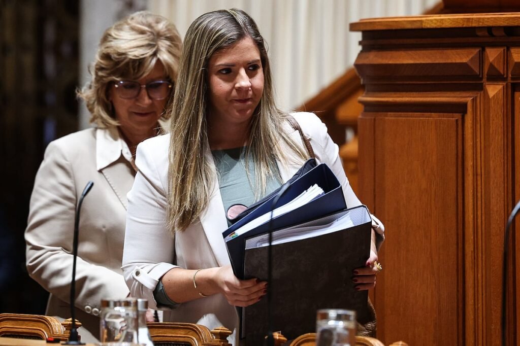 Parlamento convoca ministra da Cultura para explicar congelamento de verbas no setor das artes