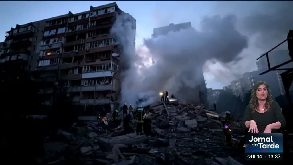 Edifício residencial desaba em Kiev após nova ofensiva russa