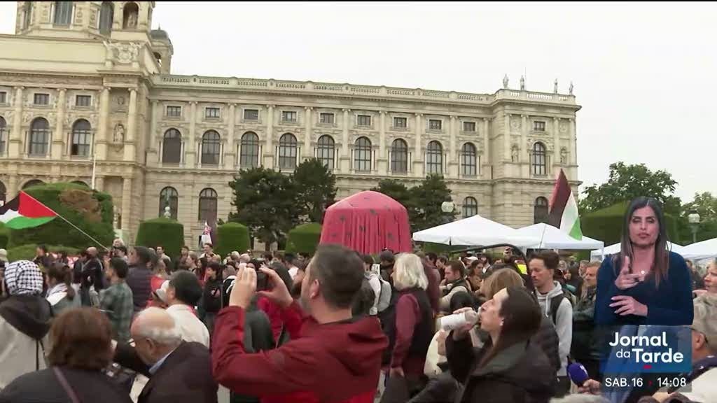 Final da Eurovisão marcada por favoritismo e protestos em dia de decisão