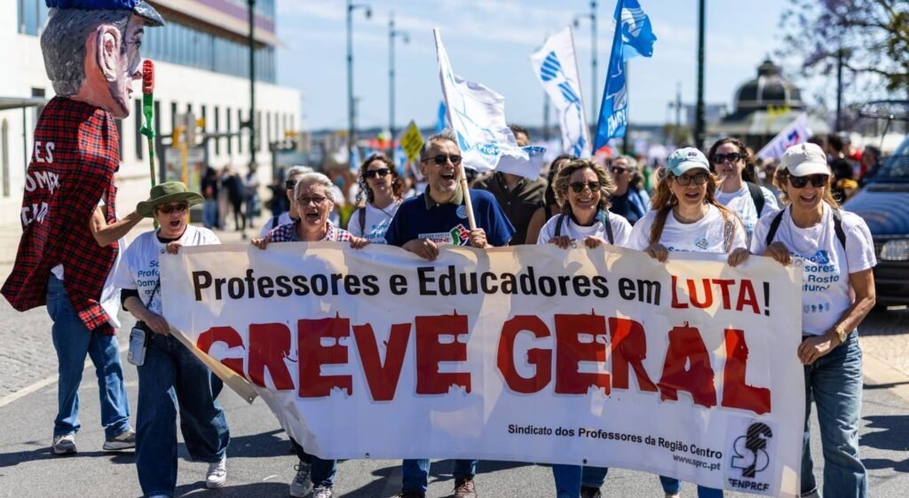 Professores e educadores tomam as ruas de Portugal em protesto por valorização profissional