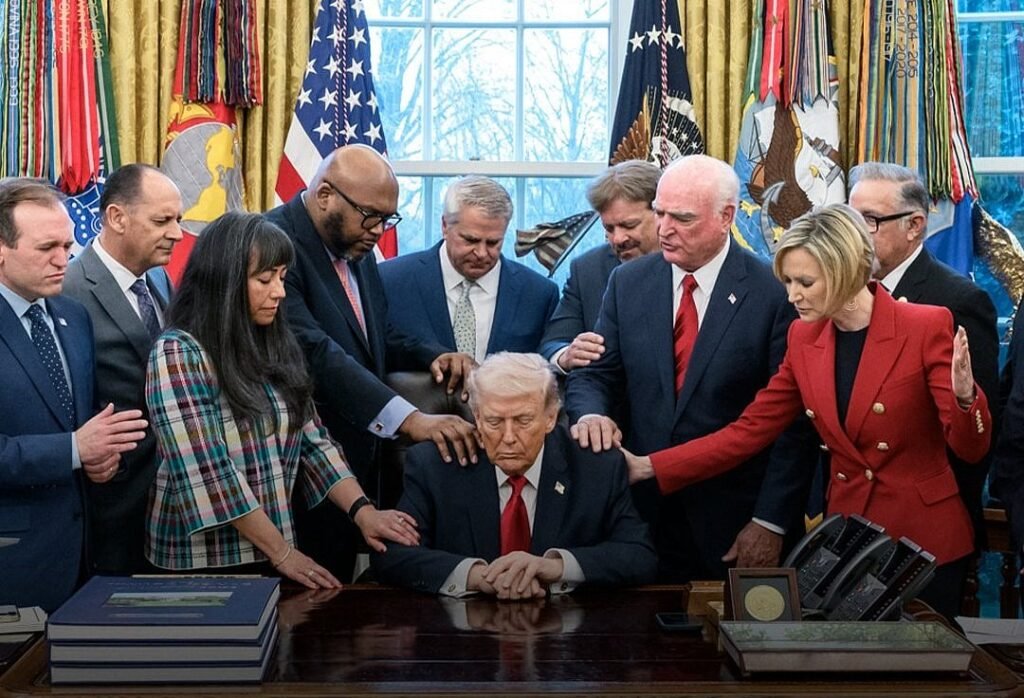 Trump e aliados promovem evento para rededicar a América a Deus