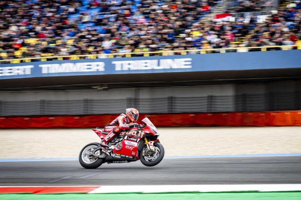 Nicolò Bulega amplia domínio absoluto no mundial de Superbikes na República Checa