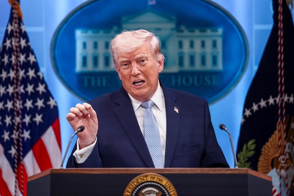 Trump pressiona Irão com ultimato sobre programa nuclear e acordo de paz