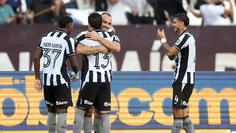 Arthur Cabral brilha, marca três gols e comanda vitória do Botafogo sobre o Corinthians