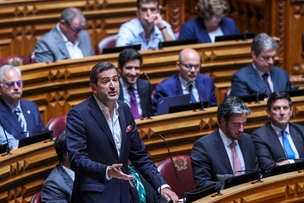 Hugo Soares avalia primeiro ano de governo e afirma que Portugal está melhor