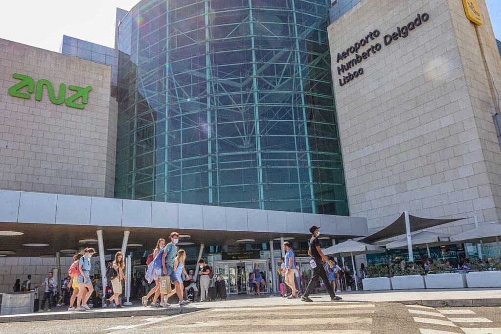Aeroporto de Lisboa reforça controle de fronteiras para reduzir longas esperas