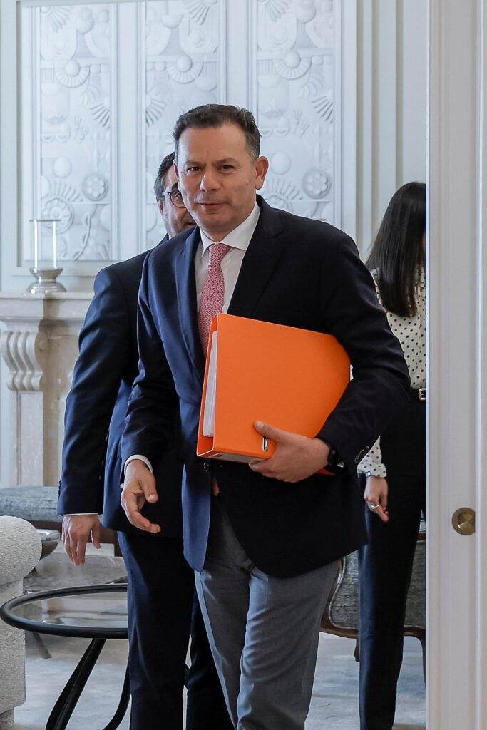 Luís Montenegro mantém meta de maioria absoluta e cobra postura da oposição