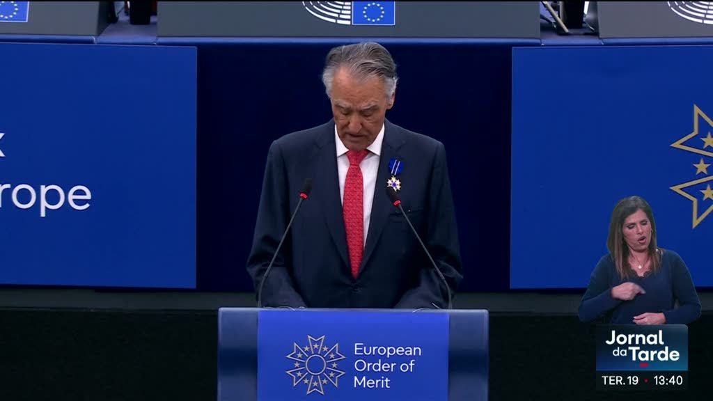 Estrasburgo condecora Cavaco Silva e ex-presidente reforça defesa da integração europeia