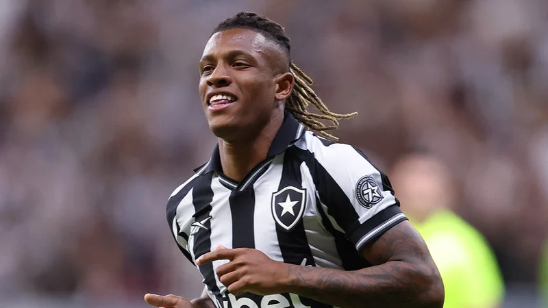 Botafogo afasta volante Danilo por tempo indeterminado após conflito interno