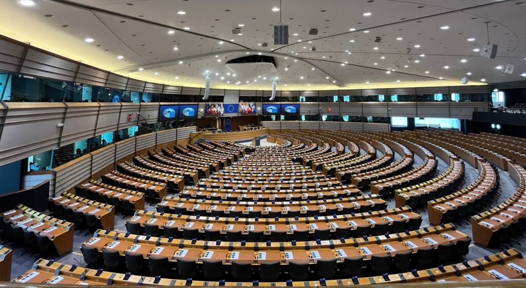 Parlamento Europeu debate estratégias para conter aliciamento de menores na internet