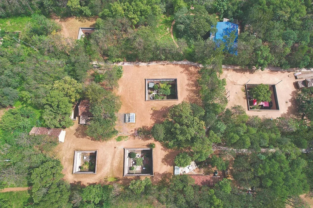 A aldeia subterrânea da China onde as casas ficam escondidas abaixo do solo
