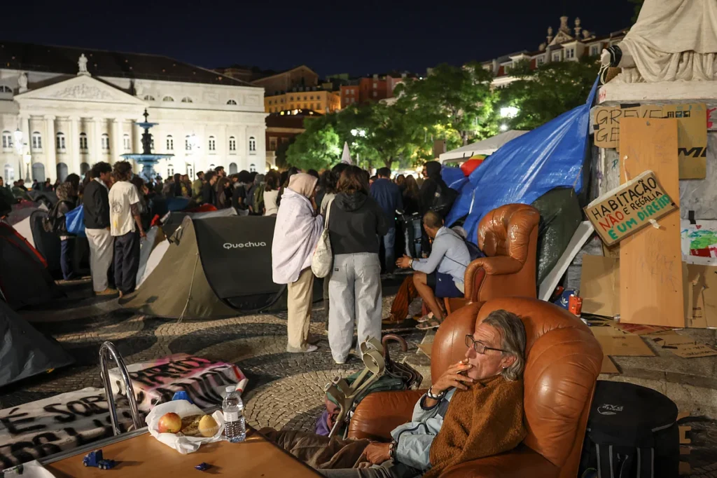 Acampada de lisboa contesta legalidade de protesto contra crise habitacional
