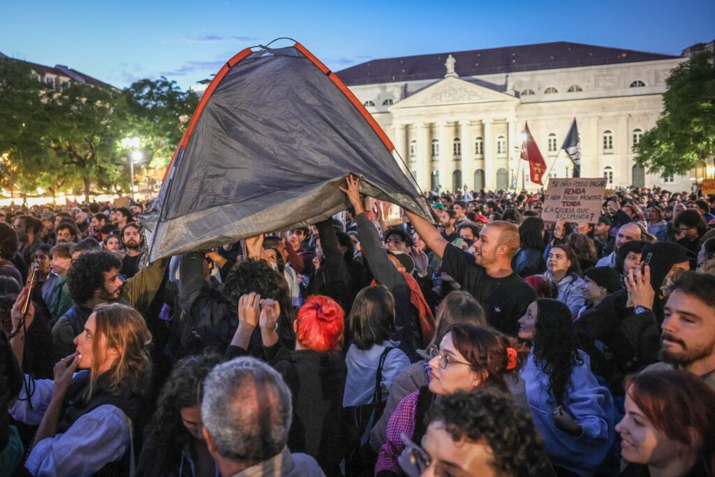 Acampamento no rossio regressa após intervenção policial e divergências