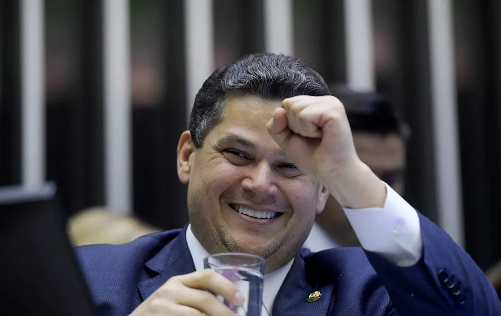 Alcolumbre vota no Amapá e reforça mensagem de respeito e diálogo institucional