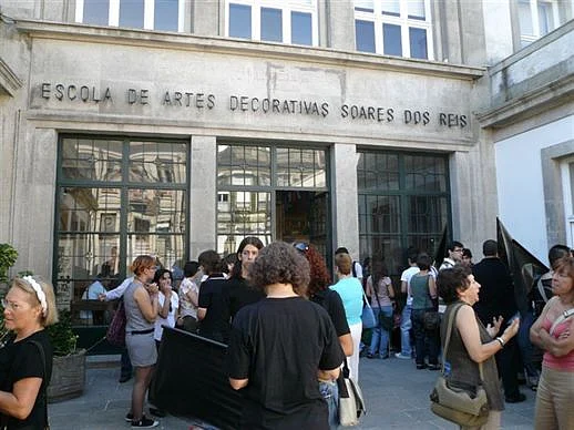 Alunos da escola Soares dos Reis protestam por condições no Porto