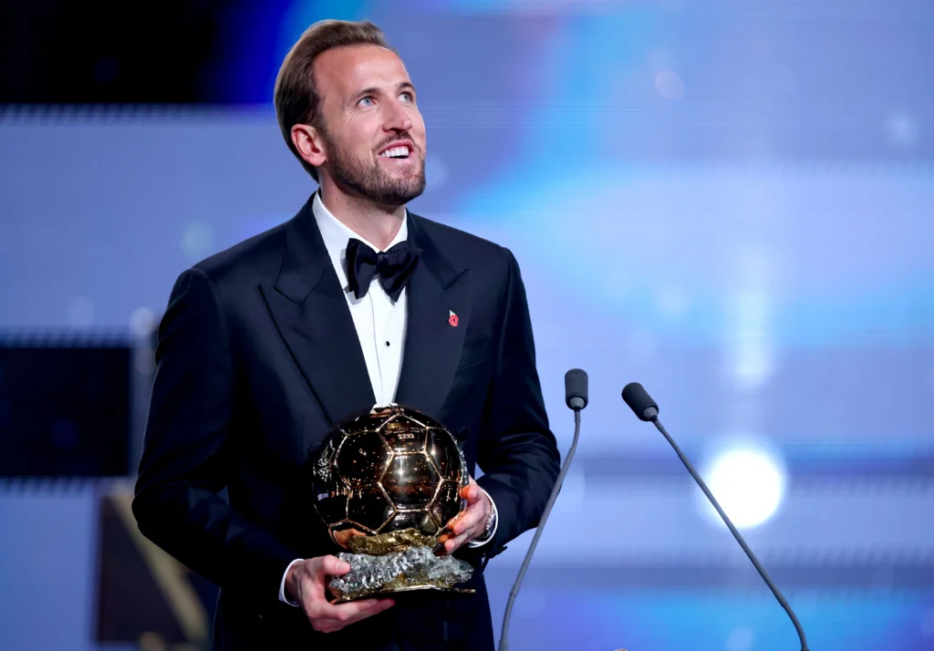 Aos 33 anos, Harry Kane fatura Bola de Ouro 2026 e é coroado melhor do mundo
