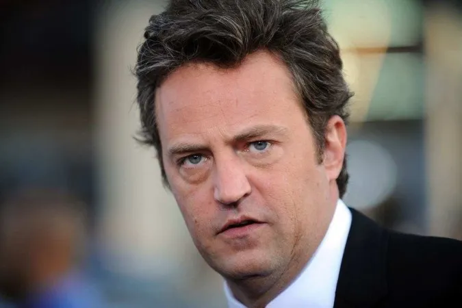 Aquele sobre Matthew Perry explora fama, vicio e solidao nos bastidores