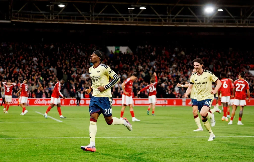 Arsenal bate nottingham forest fora de casa e segue na caça ao city