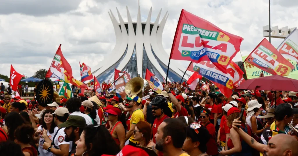 Atestando apoio na reta final do segundo turno, eleitores de Lula realizam atos no Brasil e no exterior