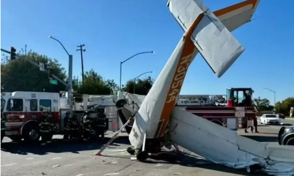 Avião de pequeno porte colide com poste e despenca em avenida na califórnia