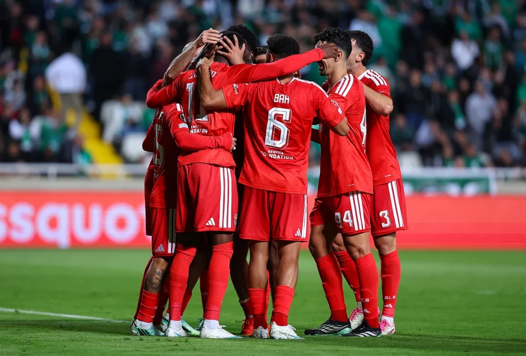 Benfica goleia o Omonia no Chipre e assume a liderança da Liga Europa