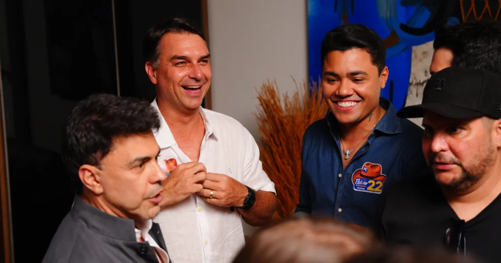 Cantores sertanejos declaram apoio a Flávio Bolsonaro em Goiânia