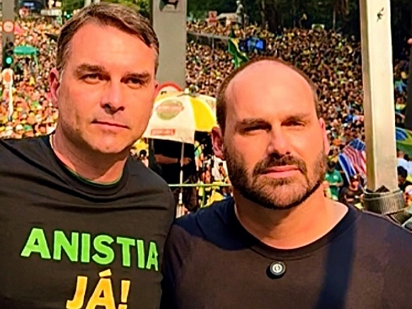 Carlos Bolsonaro afirma que o pai sofre com crises de soluço e sente falta de Flávio