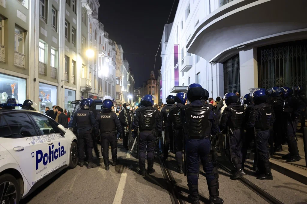 Confrontos entre polícia e manifestantes deixam feridos e dezenas de detidos em Lisboa e no Porto